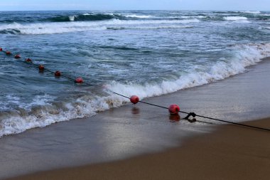 Israil devleti 'nin kuzeyinde Akdeniz 'in kıyılarında sahilde yüzen halat ile 