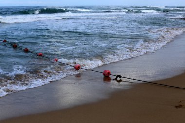 Israil devleti 'nin kuzeyinde Akdeniz 'in kıyılarında sahilde yüzen halat ile 