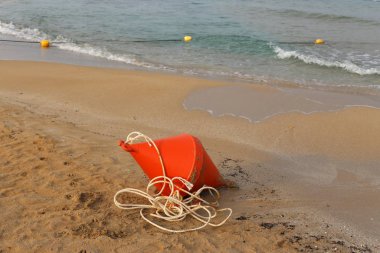 Israil devleti 'nin kuzeyinde Akdeniz 'in kıyılarında sahilde yüzen halat ile 