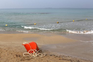 Israil devleti 'nin kuzeyinde Akdeniz 'in kıyılarında sahilde yüzen halat ile 