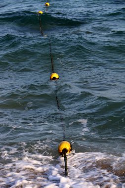 Israil devleti 'nin kuzeyinde Akdeniz 'in kıyılarında sahilde yüzen halat ile 