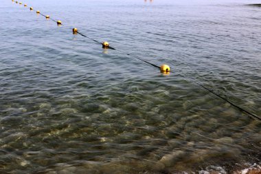 Israil devleti 'nin kuzeyinde Akdeniz 'in kıyılarında sahilde yüzen halat ile 