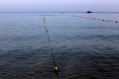 Israil devleti 'nin kuzeyinde Akdeniz 'in kıyılarında sahilde yüzen halat ile 
