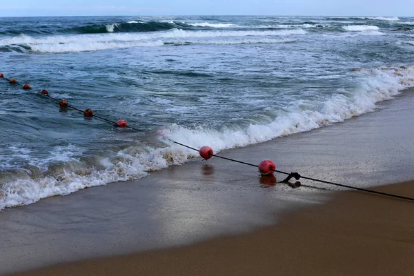 Israil devleti 'nin kuzeyinde Akdeniz 'in kıyılarında sahilde yüzen halat ile 