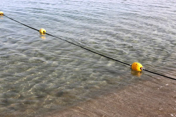 イスラエル国家の北の地中海の海岸のビーチに浮かぶロープ — ストック写真
