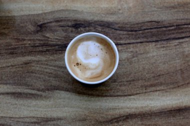 restoranda masada sıcak kahve 