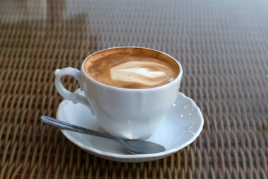 restoranda masada sıcak kahve 