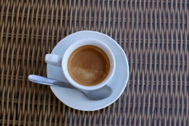 restoranda masada sıcak kahve 