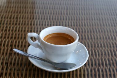 restoranda masada sıcak kahve 