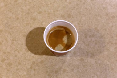 restoranda masada sıcak kahve 