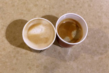 restoranda masada sıcak kahve 