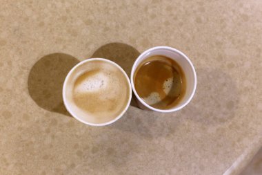 restoranda masada sıcak kahve 