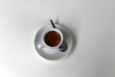 restoranda masada sıcak kahve 