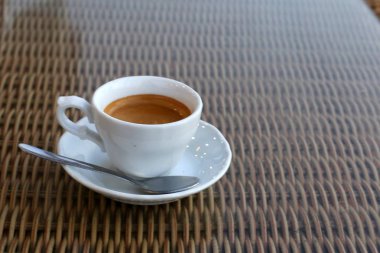 restoranda masada sıcak kahve 