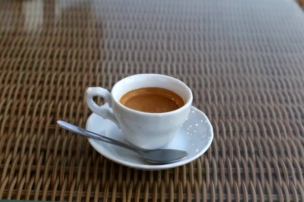 Auf Dem Tisch Restaurant Steht Heißer Kaffee — Stockfoto