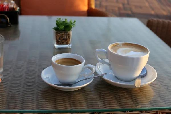 Auf Dem Tisch Restaurant Steht Heißer Kaffee — Stockfoto