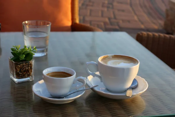 Auf Dem Tisch Restaurant Steht Heißer Kaffee — Stockfoto