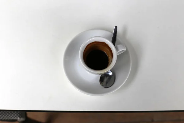 レストランのテーブルの上にホットコーヒーです — ストック写真