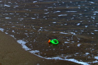 Israil Eyaleti kuzeyinde Akdeniz kıyılarında kum ayak izleri 