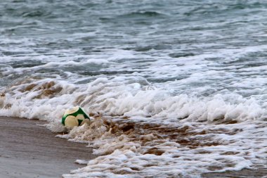 Israil Eyaleti kuzeyinde Akdeniz kıyılarında kum ayak izleri 