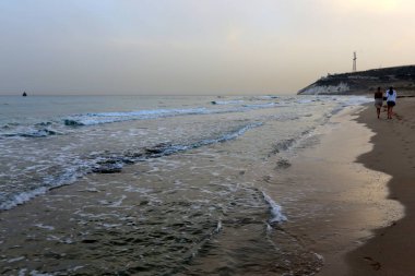 Israil Eyaleti kuzeyinde Akdeniz kıyılarında kum ayak izleri 