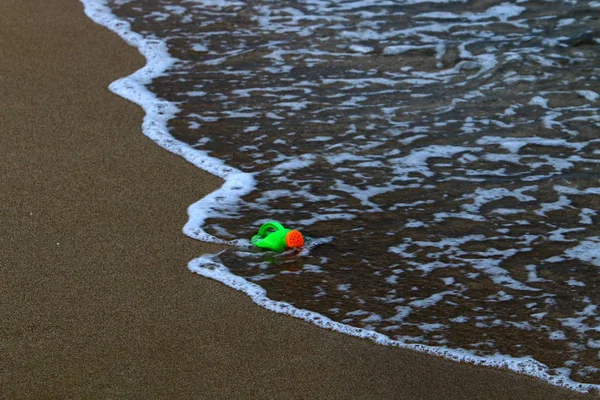 在以色列国北部地中海沿岸的沙滩上留下的足迹 — 图库照片