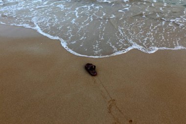 Israil Eyaleti kuzeyinde Akdeniz kıyılarında kum ayak izleri 