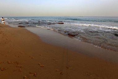 Israil Eyaleti kuzeyinde Akdeniz kıyılarında kum ayak izleri 
