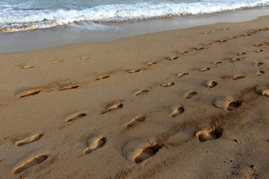 Israil Eyaleti kuzeyinde Akdeniz kıyılarında kum ayak izleri 
