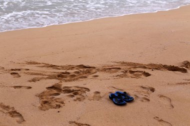 Israil Eyaleti kuzeyinde Akdeniz kıyılarında kum ayak izleri 