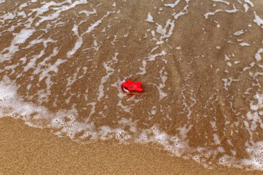 Israil Eyaleti kuzeyinde Akdeniz kıyılarında kum ayak izleri 