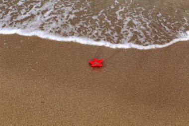 Israil Eyaleti kuzeyinde Akdeniz kıyılarında kum ayak izleri 