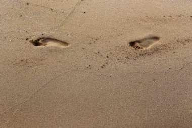 Israil Eyaleti kuzeyinde Akdeniz kıyılarında kum ayak izleri 