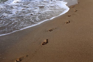 Israil Eyaleti kuzeyinde Akdeniz kıyılarında kum ayak izleri 