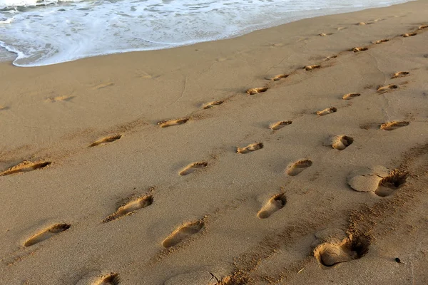 Πατημασιές Στην Άμμο Στις Ακτές Της Μεσογείου Στο Βορρά Του — Φωτογραφία Αρχείου