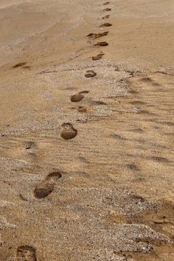 Israil Eyaleti kuzeyinde Akdeniz kıyılarında kum ayak izleri 