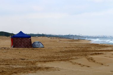 İsrail'in kuzeyinde Akdeniz kıyısında turist çadırı 