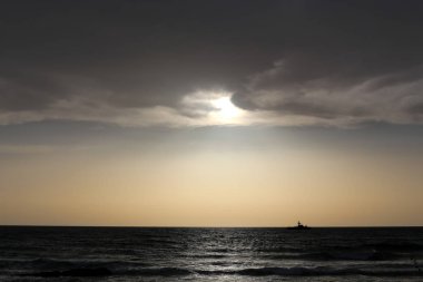 Güneş, İsrail Devleti'nin kuzeyinde Akdeniz kıyılarında ufukta batıyor. 