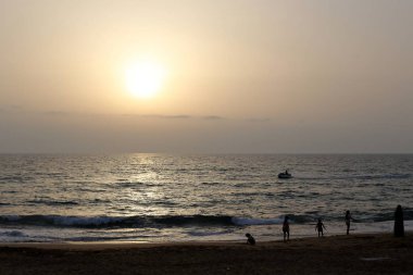 Güneş, İsrail Devleti'nin kuzeyinde Akdeniz kıyılarında ufukta batıyor. 