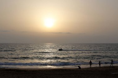 Güneş, İsrail Devleti'nin kuzeyinde Akdeniz kıyılarında ufukta batıyor. 