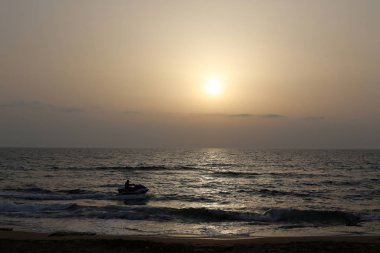 Güneş, İsrail Devleti'nin kuzeyinde Akdeniz kıyılarında ufukta batıyor. 