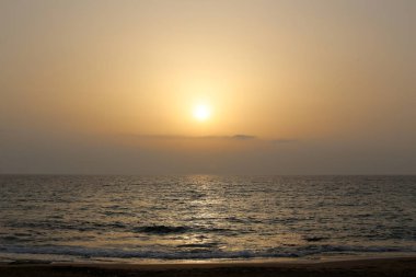 Güneş, İsrail Devleti'nin kuzeyinde Akdeniz kıyılarında ufukta batıyor. 