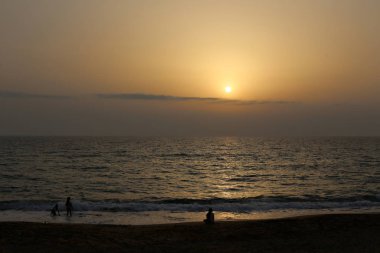 Güneş, İsrail Devleti'nin kuzeyinde Akdeniz kıyılarında ufukta batıyor. 