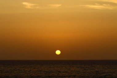 Güneş, İsrail Devleti'nin kuzeyinde Akdeniz kıyılarında ufukta batıyor. 