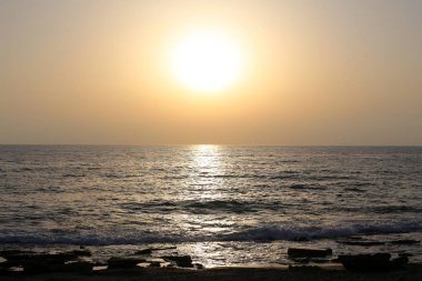 Güneş, İsrail Devleti'nin kuzeyinde Akdeniz kıyılarında ufukta batıyor. 