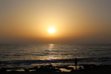 Güneş, İsrail Devleti'nin kuzeyinde Akdeniz kıyılarında ufukta batıyor. 