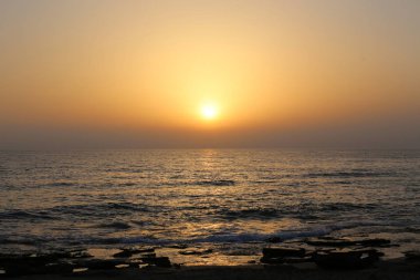 Güneş, İsrail Devleti'nin kuzeyinde Akdeniz kıyılarında ufukta batıyor. 
