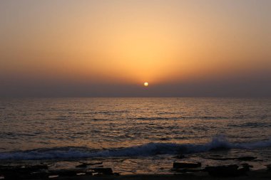 Güneş, İsrail Devleti'nin kuzeyinde Akdeniz kıyılarında ufukta batıyor. 