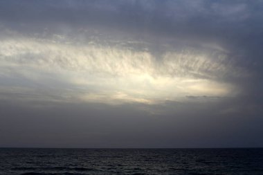 Güneş, İsrail Devleti'nin kuzeyinde Akdeniz kıyılarında ufukta batıyor. 