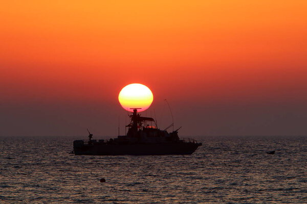 Солнце садится за горизонт на берегу Средиземного моря на севере государства Израиль
 